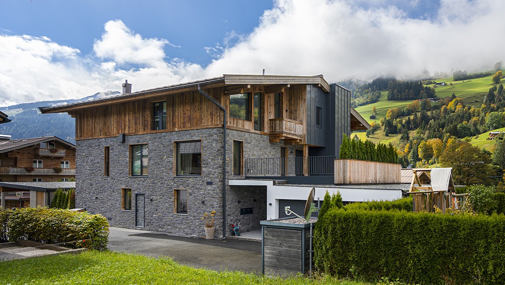 Casa in montagna con pareti in pietra ricostruita
